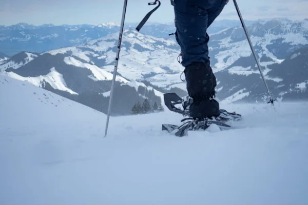 一个雪鞋徒步旅行者从瑞士的克伦堡山下来 — 图库照片