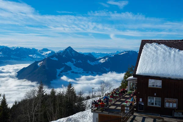 Belle terrasse restaurant avec vue imprenable sur les montagnes suisses — Photo