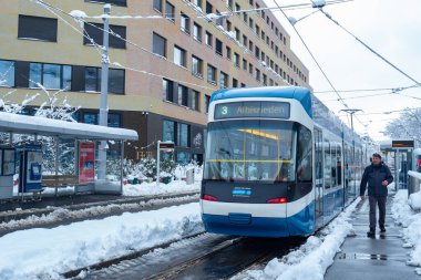 Zürih, İsviçre - 15 Ocak 2021: Kar yağışı sonrasında faaliyete geçen ilk tramvay