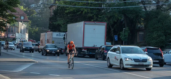 Zürih, İsviçre - 12 Ağustos 2020: Rosengartenstrasse 'de trafik sıkışıklığı