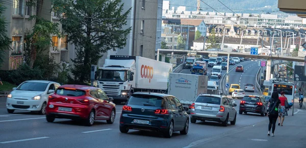 Zurich, Suiza - 12 de agosto de 2020: Atasco de tráfico en Rosengartenstrasse — Foto de Stock