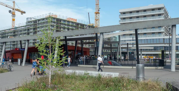Zürich, Svájc - 2020. augusztus 12.: Stettbach állomás épületek előtt — Stock Fotó