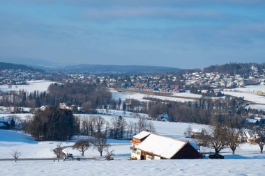 İsviçre 'nin Zürih yakınlarındaki karla kaplı tepelere bakın.