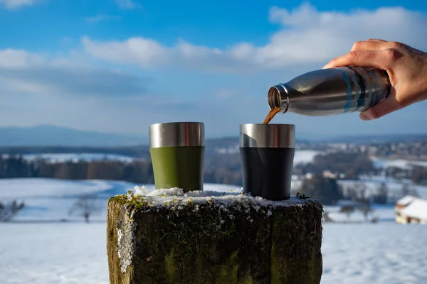 The Corona alternative: An outdoor coffee break during a hike in the snow — Stock Photo, Image