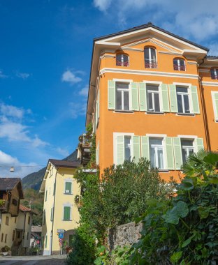 Malvaglia, İsviçre - 11 Ekim 2020: Merkezdeki tarihi binalar 