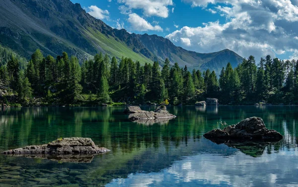 Lago Saoseo em Grisons, Suíça: belos reflexos de montanhas e céu — Fotografia de Stock