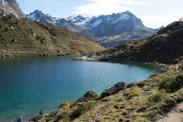 Een prachtig blauw bergmeer met uitzicht op de hoge Zwitserse Alpen — Stockfoto