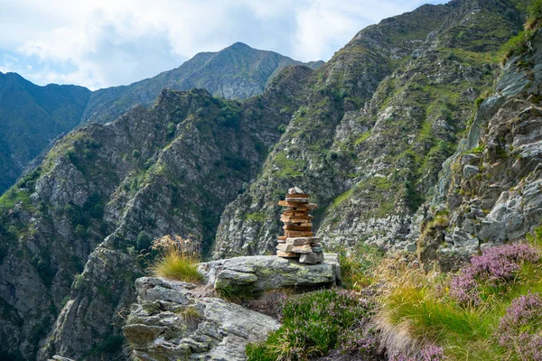 Senderismo en el Parque Nacional Val Grande. Un cairn marcando un sendero salvaje —  Fotos de Stock