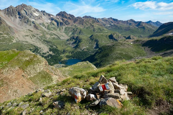 Trailmarks és egy cairn a hegyekben Grisons, Svájc — Stock Fotó