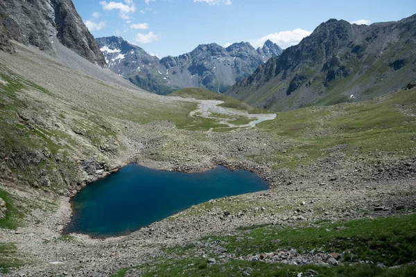 Vista para um lago azul profundo nas montanhas em Grisons, Suíça — Fotografia de Stock