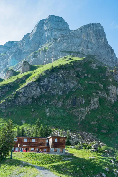 Vista sobre el restaurante Gumen a Eggstock, un pico con una vía ferrata en Suiza — Foto de Stock