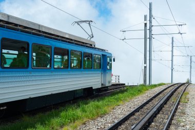 Rigi, İsviçre - 23 Haziran 2019: Rigi Kulm istasyonundaki çarklı demiryolu
