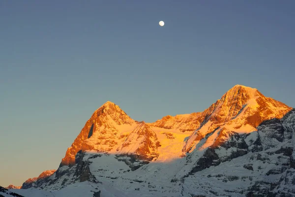 Pohled z vesnice Muerren ve Švýcarsku na hory Eiger a Moench — Stock fotografie