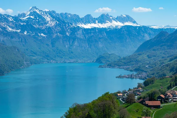İsviçre 'de ünlü bir göl olan Walensee' nin etrafındaki dağlara bakın.