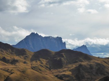 İsviçre Praettigau 'nun inanılmaz geniş ve güzel dağlık manzarası.