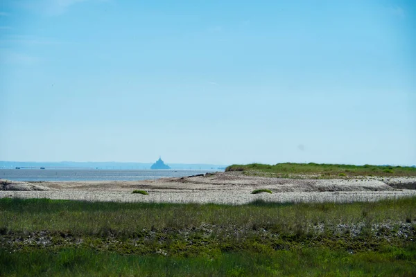 Fransa 'nın Brittany sahilinde bataklık arazisi olan bir sahil. Çok uzaklara Mont-Saint-Michel