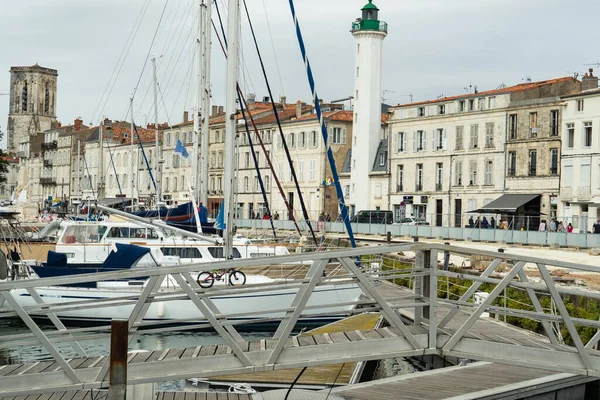 La Rochelle, Fransa - 25 Ağustos 2018: Şehir merkezindeki limanda yelkenli yatlar — Stok fotoğraf