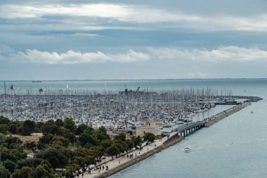 La Rochelle, Fransa 'nın dışındaki büyük marinaya bakın.