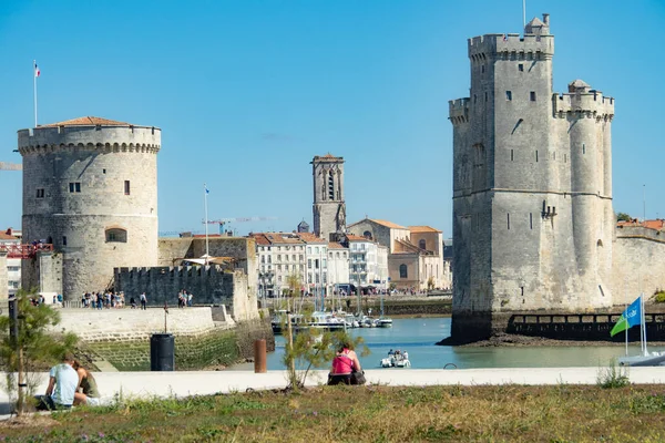 La Rochelle, Fransa - 26 Ağustos 2018: Kalenin içinden eski şehre bakın — Stok fotoğraf