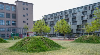 Zürih, İsviçre - 19 Nisan 2020: Louis Haefliger Park, yeşil bir meydan