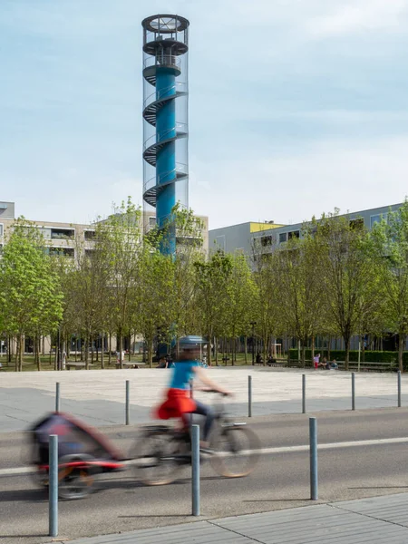 Zurich, Oerlikon - 19 de abril de 2020: un ciclista cruza el parque Oerliker — Foto de Stock