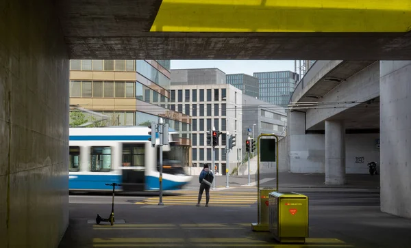 Zürich, Svájc - 2020. április 19.: Intermodális mobilitás az Oerlikon vasútállomáson — Stock Fotó