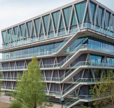 Zürih, İsviçre - 19 Nisan 2020: Demiryolu köprüsünden Leutschenbach modern okul binası