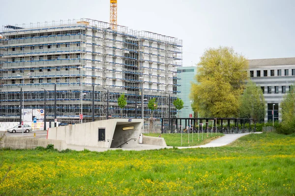 Duebendorf, Suiza - 19 de abril de 2020: Construcción de viviendas modernas — Foto de Stock