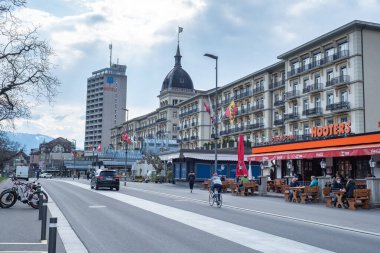Interlaken, İsviçre - 19 Nisan 2021: Grand Hotel 'in önünde durum