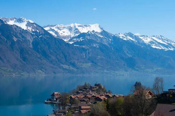 Desa Swiss indah Iseltwald di danau Brienzersee dan salju menutupi pegunungan — Stok Foto