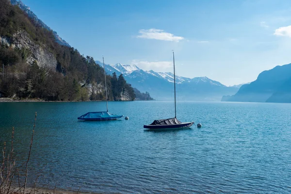 Dua perahu terbaring di tepi danau, Brienzersee, Swiss — Stok Foto