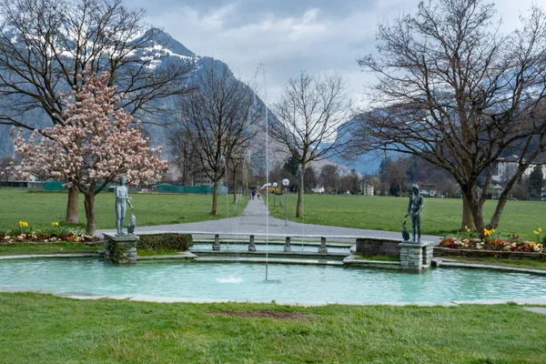 Interlaken, Swiss - 19 April 2021: Taman indah Hoehematte dengan musim semi — Stok Foto