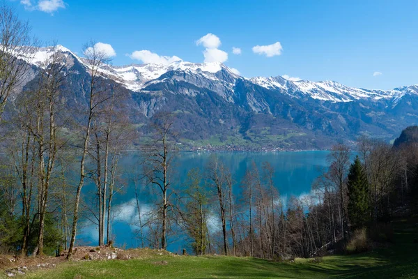 Pemandangan indah di atas danau Brienzersee dan salju menutupi pegunungan — Stok Foto