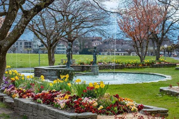 Interlaken, İsviçre - 19 Nisan 2021: Baharı olan güzel bir park Hoehematte