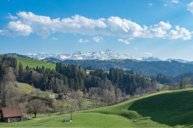 Appenzell tepelerinin üzerinden İsviçre 'nin Saentis Dağı' na doğru bak.
