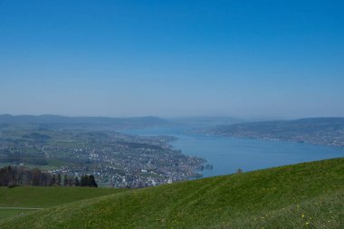 İsviçre, Zürih Gölü 'nün üzerindeki Etzel Dağı' ndan güzel manzara
