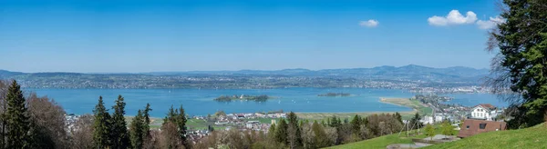 Etzel, Swiss - 23 April 2021: Panorama dilihat dari Etzel di atas danau Zurich — Stok Foto