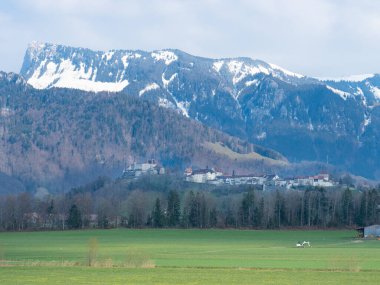 Tarihsel kasaba ve İsviçre 'nin Gruyeres Şatosu, dağların önünde.