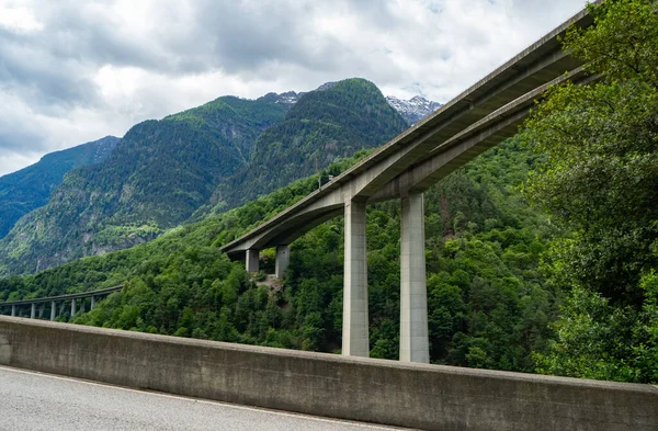 Betonbrücke einer Autobahn in den Schweizer Bergen — Stockfoto