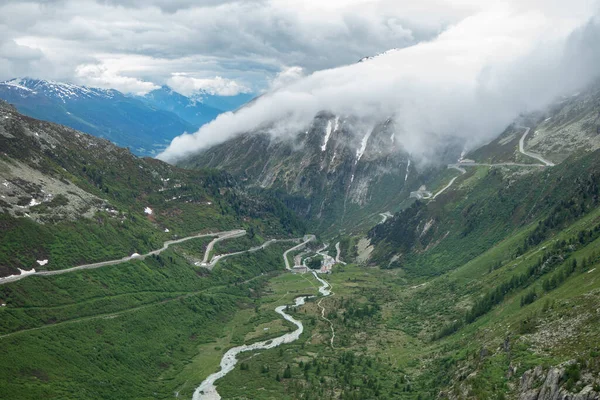Vista dal passo Furka, Svizzera, nella valle del Rodano in una giornata nuvolosa — Foto Stock