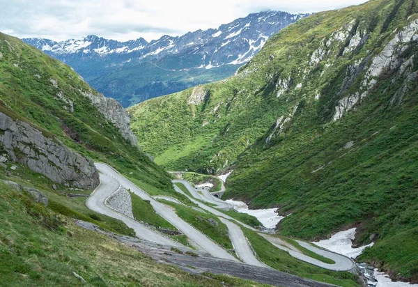 Serpentines van historische tremola bij Gotthard pas, Zwitserland — Stockfoto