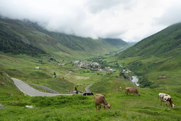 Vista da rua Furka Pass, na Suíça, sobre o nebuloso vale Reuss — Fotografia de Stock