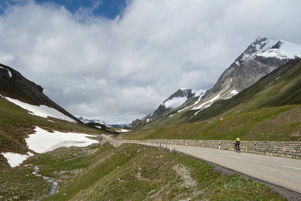 In bicicletta sulla cima del passo dell'Albula, Svizzera attraverso terreni montuosi — Foto Stock