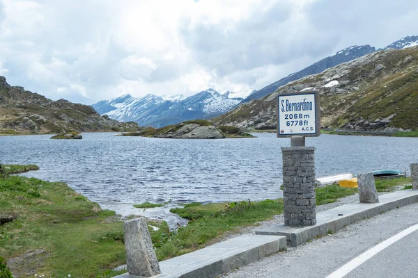 Op de top van de San Bernardino pas, Zwitserland. Prachtig meer op alpien terrein — Stockfoto