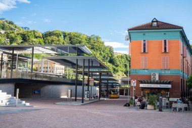 Bellinzona, İsviçre - 5 Haziran 2020: Bar ile ana istasyonun önü