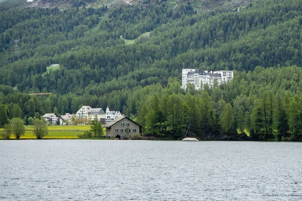 Uitzicht over de Silser See, Zwitserland, over het bos naar het beroemde hotel Waldhaus — Stockfoto
