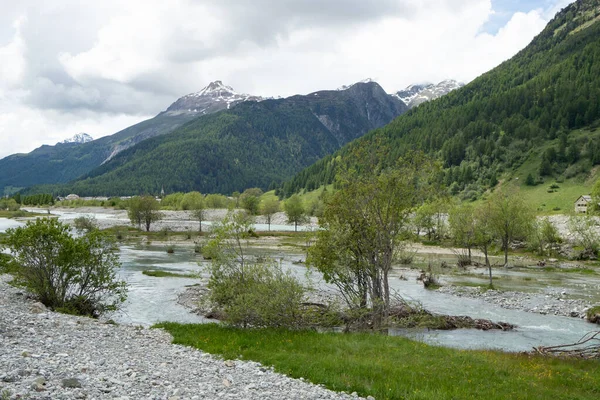 Vista su un paesaggio fluviale selvaggio Inn in Engadina, Svizzera, con montagne — Foto Stock