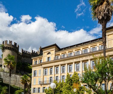 Bellinzona, İsviçre - 5 Haziran 2020: Güzel tarihi gençlik pansiyonu