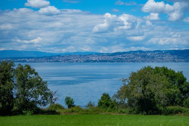 Lac Leman 'ın Fransız sahilinden karşı kıyıya doğru bak.