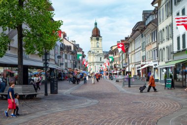 Morges, İsviçre - 19 Haziran 2020: Kiliseyle canlı yayalar